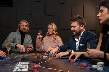  Você consegue falar sobre uma mão de pôquer enquanto joga?