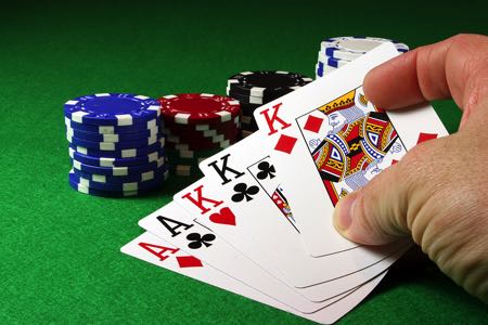  O que significa a frase “Cards Speak” no pôquer?