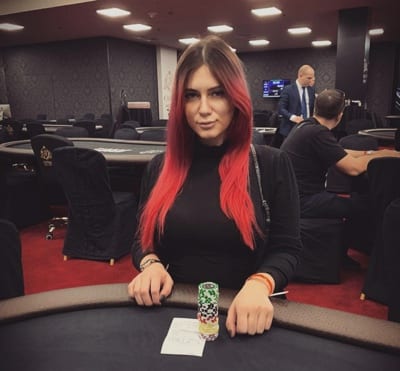  A estrela do pôquer russa Lilya Novikova morre após se eletrocutar no banho