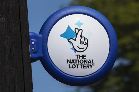  Menos pessoas jogam na loteria agora em comparação com quando foi lançada?